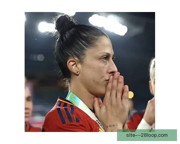 西班牙女足球员珍妮埃尔莫索出庭作证揭露卢比亚莱斯强吻事件内幕
